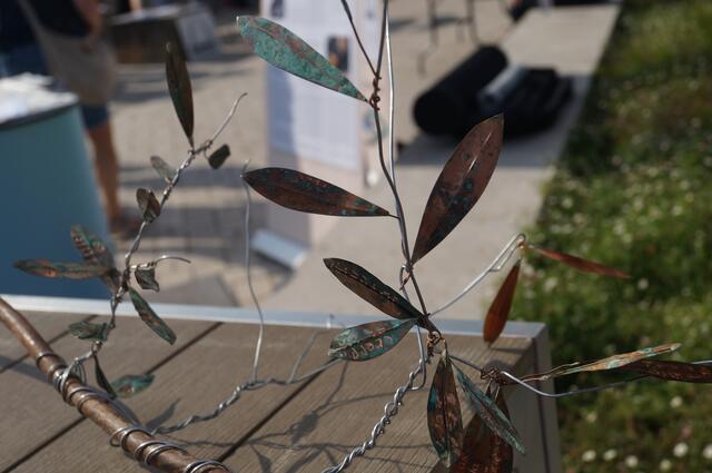 Besucher konnten  Paradiesbaumblätter erwerben und mit Hilfe des Künstlers am Ast anbringen.