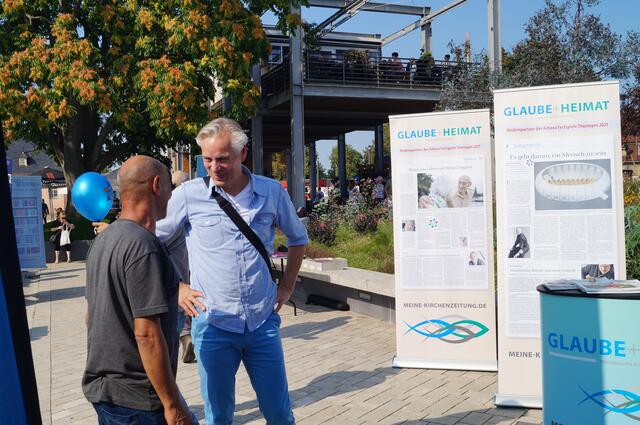 Festivalintendant Martin Kranz im munteren Gespräch mit dem Künstler Nihad Dabeet.