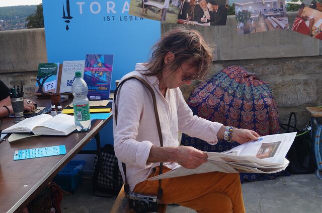 Vertieft in die Lektüre der Kirchenzeitung- das freut unsere Redaktion!