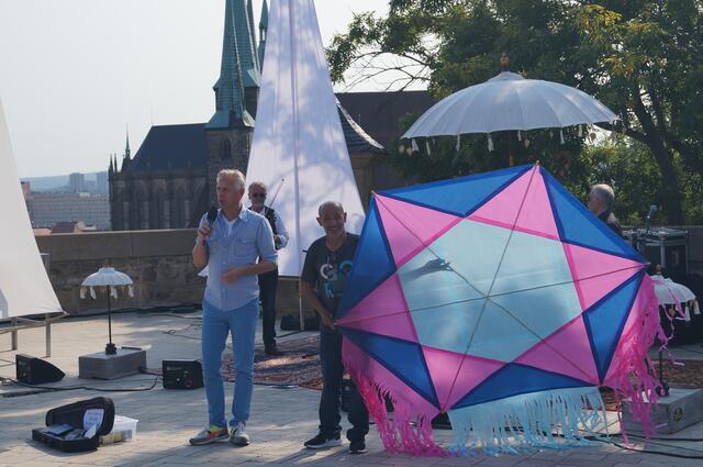 Der Leiter der Achava Festspiele, Martin Kranz,  begrüßte auch den Künstler Nihad Dabeet aus Israel, der hier das Logo des Festivals als Drachen baute und den Gästen präsentiert.