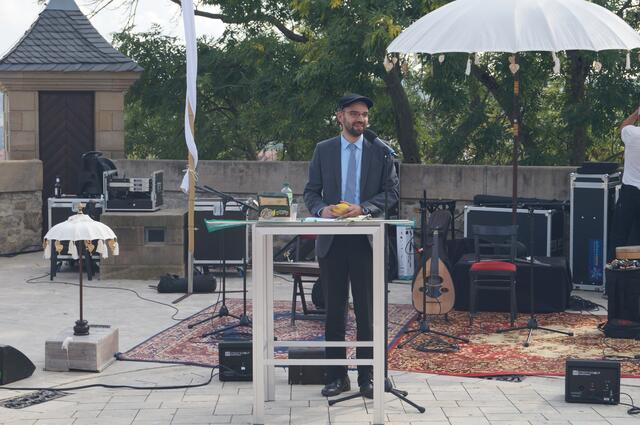 Der Landesrabbiner Alexander Nachama erläuterte, was es mit dem Laubhüttenfest auf sich hat.