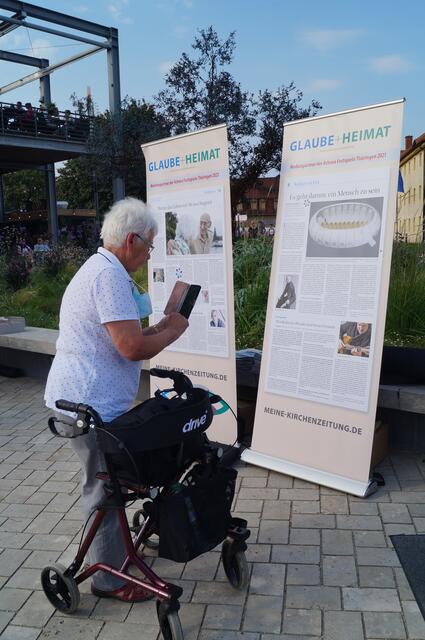 Von dem Projekt "Gleißendes Licht" des Komponisten Marc Sinan war diese Dame angetan und fotografierte den Artikel dazu kurzerhand ab, um ihn an Bekannte weiterzuschicken.