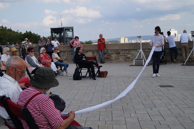 Erraten Sie, um was es sich hier handelt? Es ist eine Tora-Rolle. Sie besteht aus Pergament und wird handbeschrieben mit dem hebräischen Text der fünf Buchern Mose.