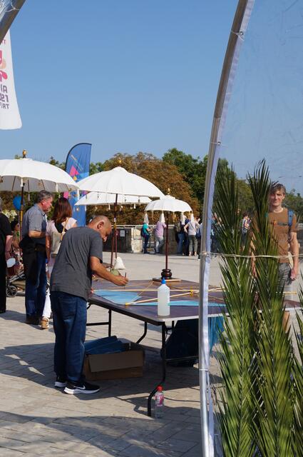 Der israelische Künstler Nihad Dabeet baute mit den Besuchern Drachen, die zum Drachenfest am 1.10. aufsteigen sollen.