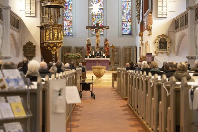 Rund 100 Menschen nahmen an dem Gottesdienst teil. | Foto: Paul-Philipp Braun 