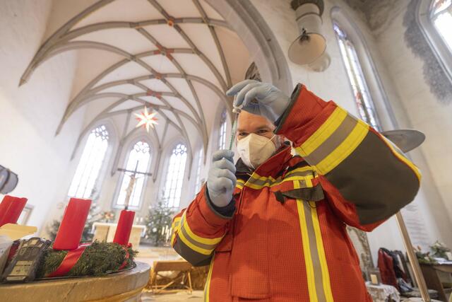 Rettungssanitäter Matthias Kraut zieht eine Impfdosis auf. | Foto: Paul-Philipp Braun 