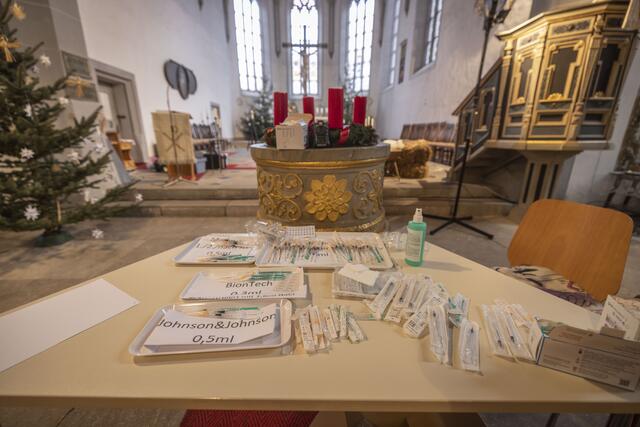 Der ganze Kirchenraum wird für die Impfaktion in Eisfeld genutzt. | Foto: Paul-Philipp Braun 