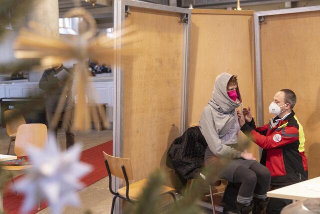 Impfen am Weihnachtsbaum. | Foto: Paul-Philipp Braun 