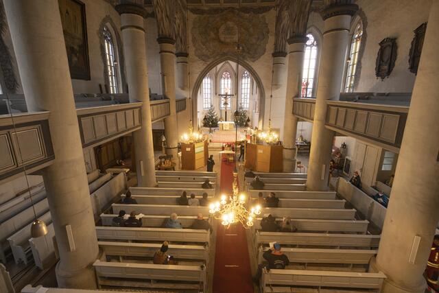 Zwei improvisierte Impfkabinen vor dem Altar bieten den Raum zur Immunisierung.  | Foto: Paul-Philipp Braun 