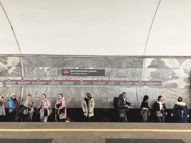 Zufluchtsort: In der U-Bahn-Station „Zentralmarkt“ in Charkiw suchen Menschen Schutz vor den russischen Luftangriffen. Nikita Zhadans Familie konnte fliehen und ist inzwischen in Halle in einer Wohnung der katholischen Gemeinde unter-gekommen.