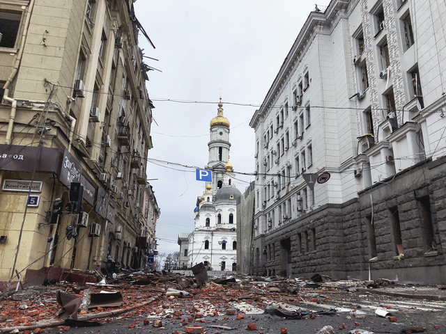 Die Versorgung der Einwohner von Charkiw (Zentrum mit Kathedrale der Auferstehung, r.) ist enorm erschwert. In der ganzen Stadt gebe es nur noch wenige Supermärkte, die Lebens-mittel anbieten – und hier stünden die Menschen mehrere Stunden in der Kälte an, wie Nikita Zhadan berichtet.