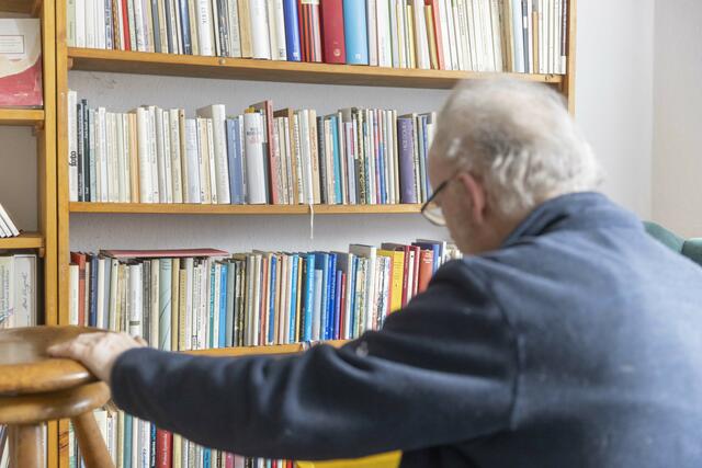 Seine Sammlerleidenschaft für Bücher bewegt Friedrisch Schorlemmer noch immer. | Foto: Paul-Philipp Braun 