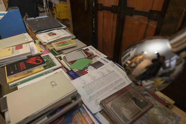 Archivalien: Handgeschriebens, Drucke, Bücher - sie alle gehen nun ins EKM-Archiv. | Foto: Paul-Philipp Braun 