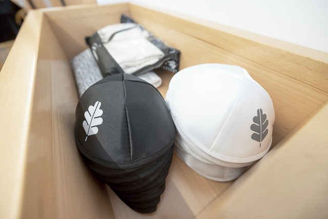 Kippa und Tallit: Der Gebetsraum bietet Plätze für zwölf Männer und vier Frauen. | Foto: epd-bild/Paul-Philipp Braun