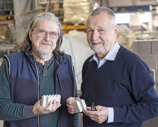 Günther Plötner (l.) und Gerhard Dust haben gemeinsam die Idee nachhaltiger und kostengünstiger Bauelemente entwickelt. | Foto: Martin Egbert