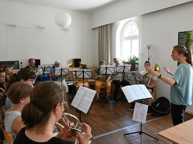 Probe der Jungbläserinnen und Jungbläser für den Festgottesdienst zum Landesposaunenfest im Gemeindehaus der Johannisgemeinde Dessau. | Foto: Johannes Killyen / Landeskirche Anhalts