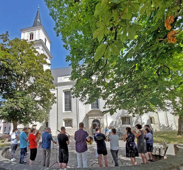 Bläserchor am Sonntagmorgen vor der Johanniskirche | Foto: Johannes Killyen / Landeskirche Anhalts