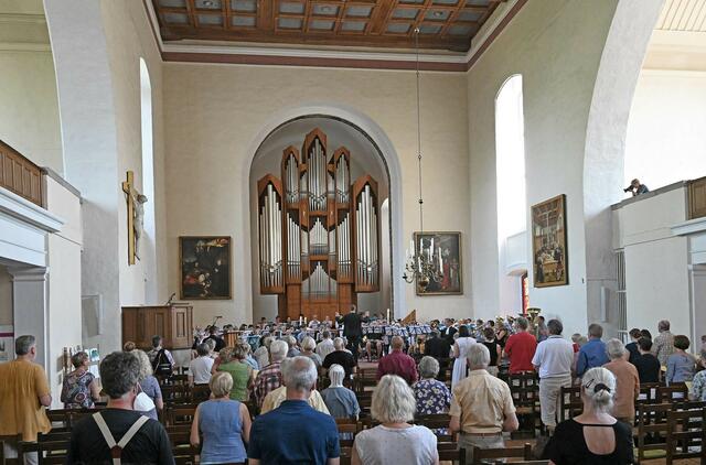 Bläserinnen und Bläser und Gemeinde beim Festgottesdienst zum Landesposaunenfest am 19. Juni in der Dessauer Johanniskirche. | Foto: Johannes Killyen / Landeskirche Anhalts