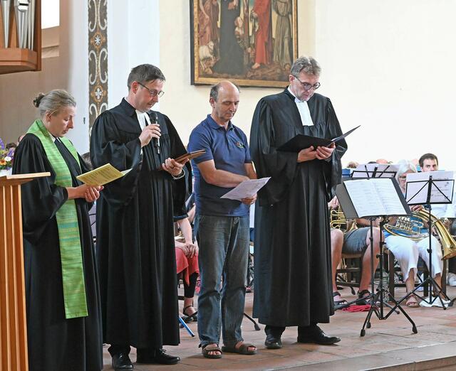 Fürbitten beim Festgottesdienst zum Landesposaunenfest am 19. Juni in der Dessauer Johanniskirche: Pfarrerin Geertje Perlberg, Oberkirchenrat Matthias Kopischke, Holger Heering, Landesposaunenobmann Pfarrer Andreas Janßen | Foto: Johannes Killyen / Landeskirche Anhalts