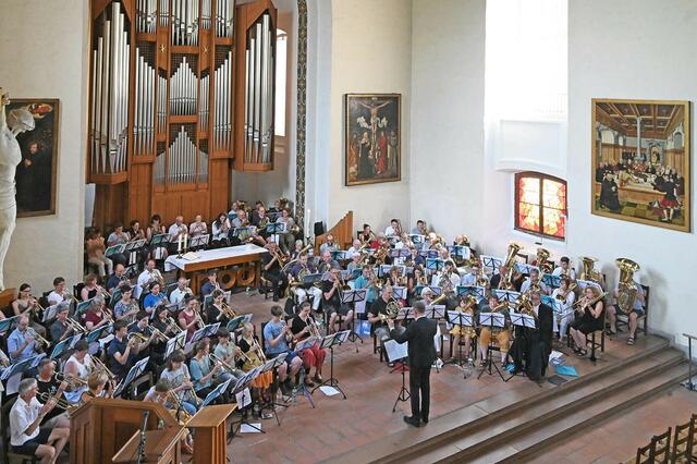 Bläserinnen und Bläser beim Festgottesdienst zum Landesposaunenfest am 19. Juni in der Dessauer Johanniskirche. | Foto: Johannes Killyen / Landeskirche Anhalts