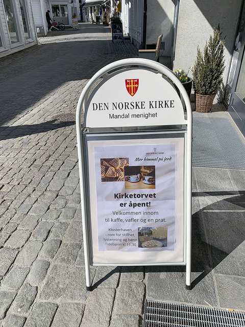 "Mer himmel pa jord" - Mehr Himmel auf Erden in Mandals Fußgängerzone | Foto: Willi Wild