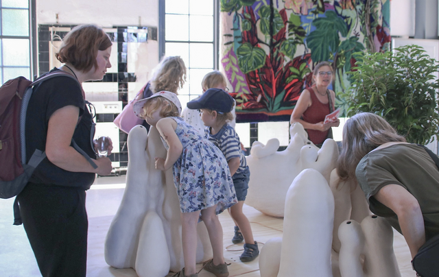 Kindermagnet: Das Werk "Orea" von Janis Josepha Strobl übersetzt die elektrischen Impulse von Grünpflanzenin Klänge.  | Foto: Susanne Sobko