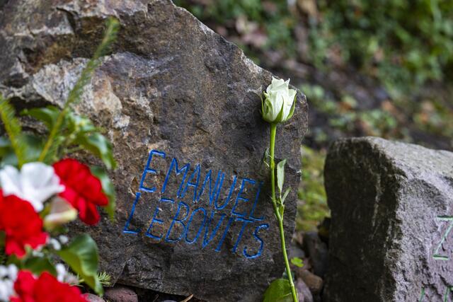 Weiße Rosen erinnern an die Opfer. | Foto: Paul-Philipp Braun 