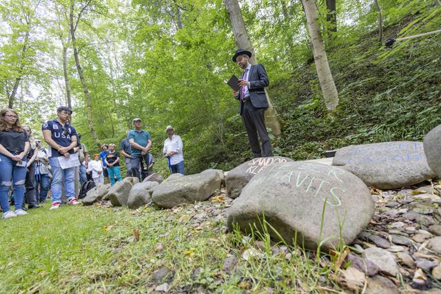 Der Rabbiner der Jüdischen Landesgemeinde Thüringen, Alexander Nachama, sprach ein Kaddisch. | Foto: Paul-Philipp Braun 