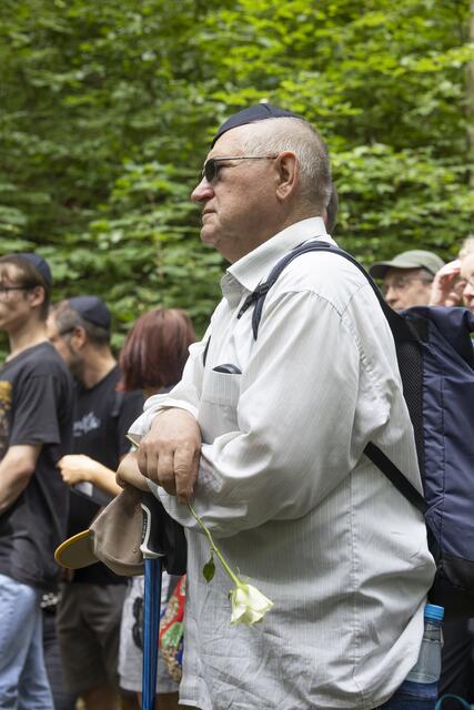 Weiße Rosen wurden niedergelegt. | Foto: Paul-Philipp Braun 