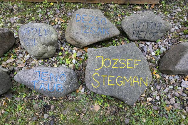 Die Schriften der Steine sind in bunten, freundlichen Farben gehalten. | Foto: Paul-Philipp Braun 