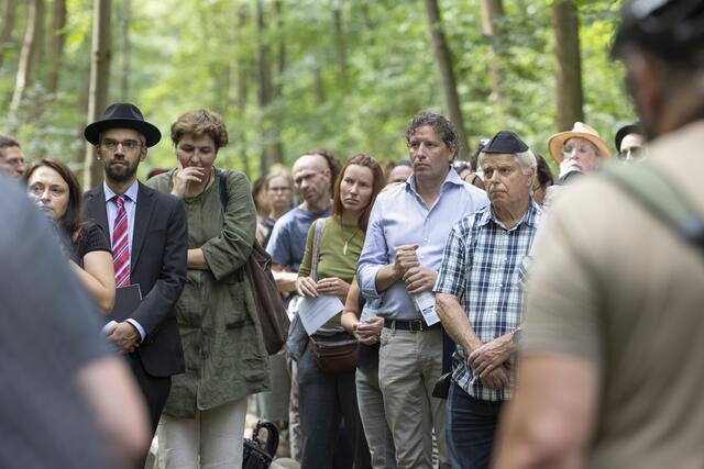 Zahlreiche Menschen nahmen an der Einweihung teil. | Foto: Paul-Philipp Braun 