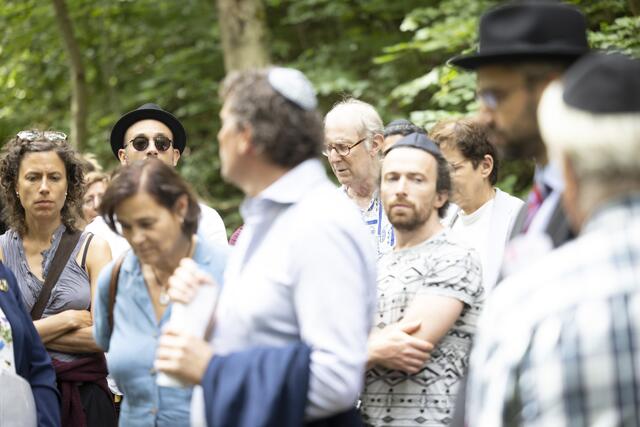 Gemeinsam wurde an das Schicksal der Kinder und Jugendlichen erinnert. | Foto: Paul-Philipp Braun 