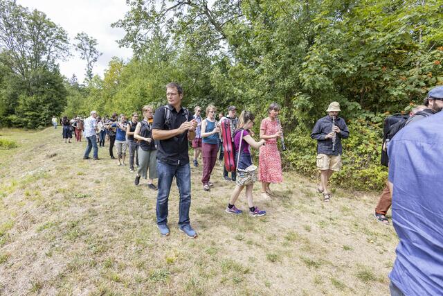 Mit einem Rückwärts-Marsch erinnerten die Teilnehmer der Wanderung und die Musiker an das Schicksal und den schweren Weg der Menschen zum KZ. | Foto: Paul-Philipp Braun 