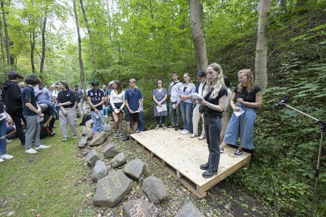 Teilnehmer des Summer Camps der Aktion Sühnezeichen Friedensdienste verlasen Namen der deportierten jüdischen Jugendlichen. | Foto: Paul-Philipp Braun 