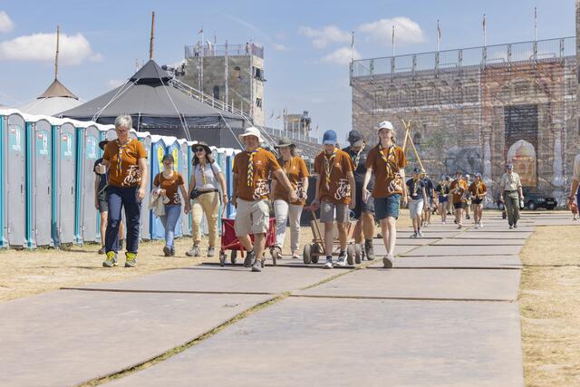 Stahlplatten und geschotterte Wege wurden als Infrastruktur des Camps eingerichtet. | Foto: Paul-Philipp Braun 