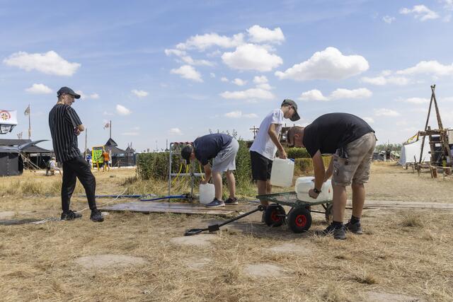 Die Versorgung mit Wasser geschieht über zentrale Wasserstellen. | Foto: Paul-Philipp Braun 