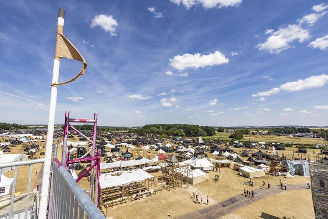 Zahlreiche Zelte für Schlaf und Versorgung sind aufgestellt. | Foto: Paul-Philipp Braun 