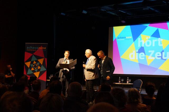 Im Weimarer Kulturzentrum mon ami übergab Oberbürgermeister Peter Kleine nun persönlich (durch Corona vorher nur per Zoom) die Ehrenbürgerurkunde an Naftali Fürst.