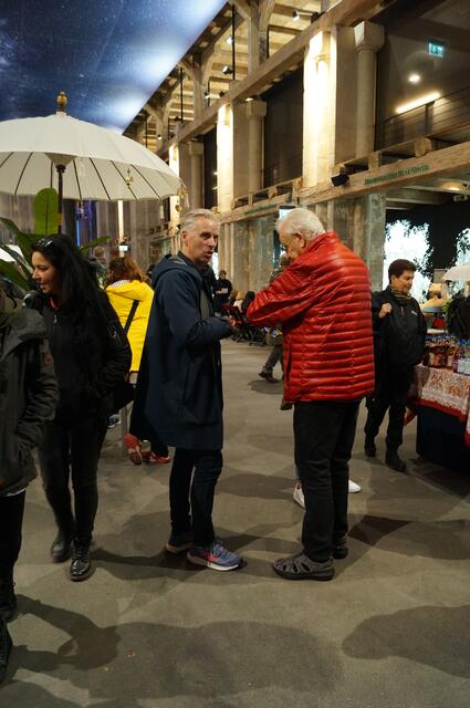 Kurzer Uhrenvergleich zwischen Naftali Fürst (in der roten Jacke) und Festivalleiter Martin Kranz: denn heute gibt es noch einen weiteren gemeinsamen Termin – Naftali Fürst wird in Weimar als Zeitzeuge zum Gespräch erwartet.