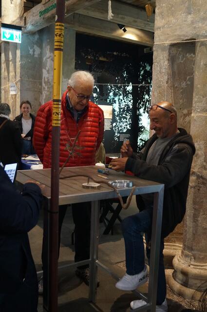 Naftali Fürst schaut Nihad Dabeet, dem Erschaffer des Paradiesbaums auf dem Petersberg, bei der Arbeit zu. 
