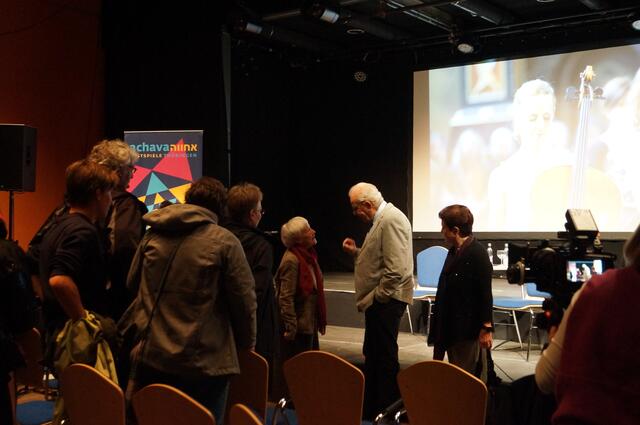 Nach einem langen Tag wird Naftali Fürst nicht müde, den Interessierten Auskunft über sein bewegtes Leben zu geben. 
1932 in Bratislava geboren, überlebte er die Greuel der Lager in Auschwitz, den Todesmarsch und das KZ Buchenwald.
Die Schauspielerin  Nadja Robiné vom DNT las aus seinem Buch "Wie Kohlestücke in den Flammen des Schreckens".