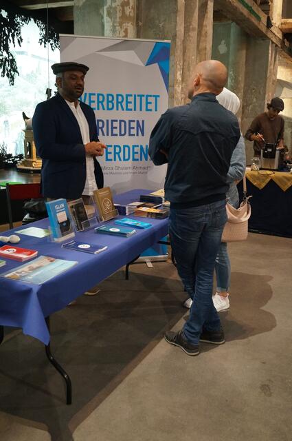 Suleman Malik im Gespräch mit Festivalbesuchern