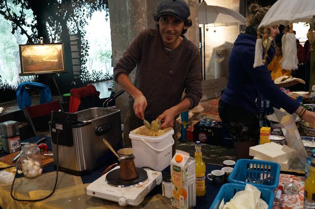 Dafür stehen die Besucher gern Schlange: Malik Alkhalifa bereitet Falafel zu – eine kulinarische Kostbarkeit aus Kichererbsen, Bohnen, Kräutern und Gewürzen. 