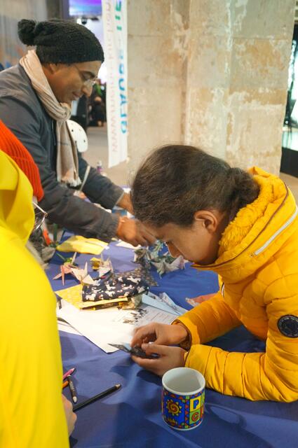 Geschickt entstehen hier gefaltete Kunstwerke am Stand des Peace Foundation e. V. Erfurt.