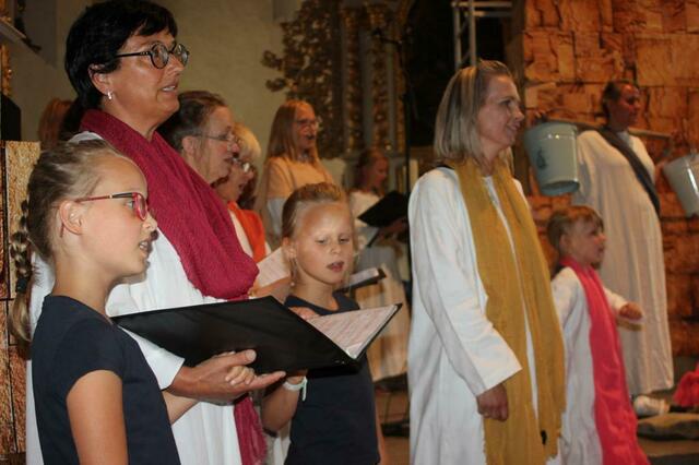 Kinder, Jugendliche und Erwachsene beim gemeinsamen Singen