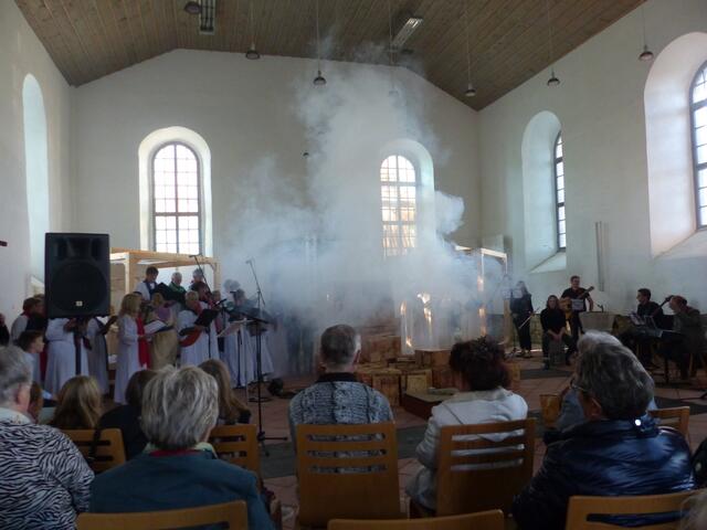 und wieder (hier in Niedergebra) hatte sich der Architekt, hatte sich die Menschheit verrechnet. Da wurde das biblische Geschehen ganz gegenwärtig.