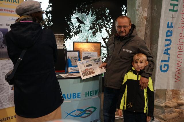 Achim Domann kam mit seinem Enkel vorbei. Er hat noch eine ganz alte Ausgabe der "Glaube + Heimat" zu Hause.