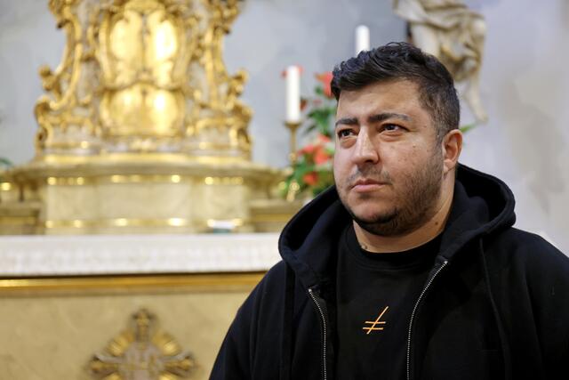 Tattoo-Künstler Silas Becks hat sich auf das Stechen von Kalligrafien, also Schriften, spezialisiert. | Foto: Foto: epd-bild/Joern von Lutzau