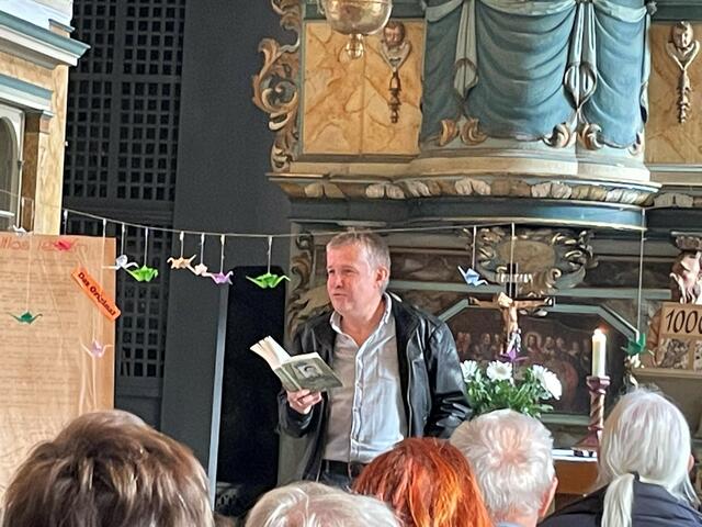 Dr. Sebstian Kranich, Direktor der Evangelischen Akademie Thüringen und Mitglied im DENKOrte-Beirat, kam die Dresdener Gruppe von "Gewaltlos leben" in Kontakt mit Jo Winter. Er las aus seinem Briefwechsel mit dem Langenschade Pfarrer. | Foto: Sabine Bujack