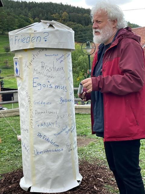 Andreas Ilse:  "Das ist leider keine Friedensbombe, die alle Waffen zerstört."  | Foto: Sabine Bujack